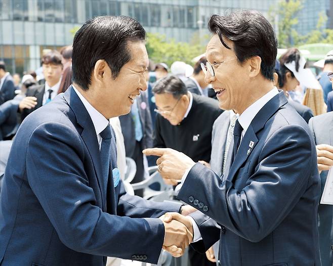 6·10 만세운동 기념식서 만난 김민석·정청래 김민석(오른쪽) 국무총리와 더불어민주당 정청래 대표가 10일 서울 종로구 광화문광장에서 열린 제100주년 6·10 만세운동 기념식 행사장을 나서며 악수하고 있다. 두 사람은 8월 민주당 전당대회를 앞두고 차기 당권 경쟁을 벌일 전망이다. /연합뉴스