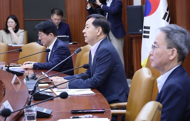 구윤철 부총리 겸 재정경제부 장관이 12일 오전 서울 종로구 정부서울청사에서 열린 비상경제본부회의 겸 경제관계장관회의에서 발언하고 있다. /연합뉴스
