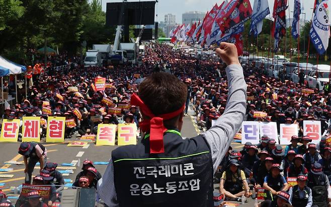 전국레미콘운송노동조합 조합원들이 8일 서울 여의대로 인근에서 2026년 단체협상 촉구 및 임단협 쟁취 결의대회에서 구호를 외치고 있다. 2026.06.08 뉴시스