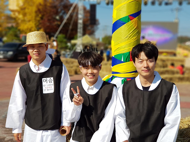 철원 새끼줄 축제에 참가한 멤버들