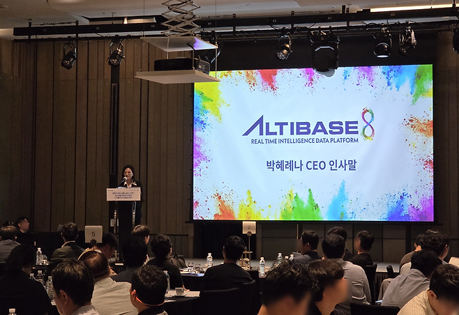 박혜례나 알티베이스 대표가 11일 서울 여의도 페어몬트 앰배서더 서울에서 금융권 IT 관계자들을 대상으로 개최한 '멈추지 않는 금융 서비스 전략 : 초고성능 데이터 처리와 디지털 자산 보호의 혁신' 세미나에서 인사말을 했다.