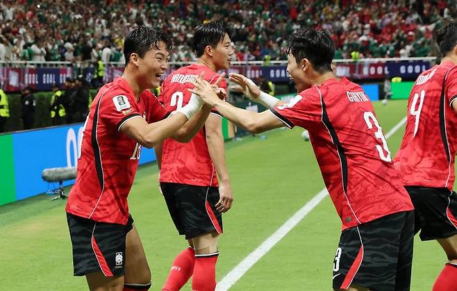 대한민국 축구국가대표팀 오현규가 11일(현지시간) 멕시코 할리스코주 사포판 과달라하라 스타디움에서 열린 2026 북중미 월드컵 A조 조별리그 1차전 대한민국과 체코의 경기에서 역전골을 넣고 이기혁과 하이파이브를 나누고 있다. 뉴스1