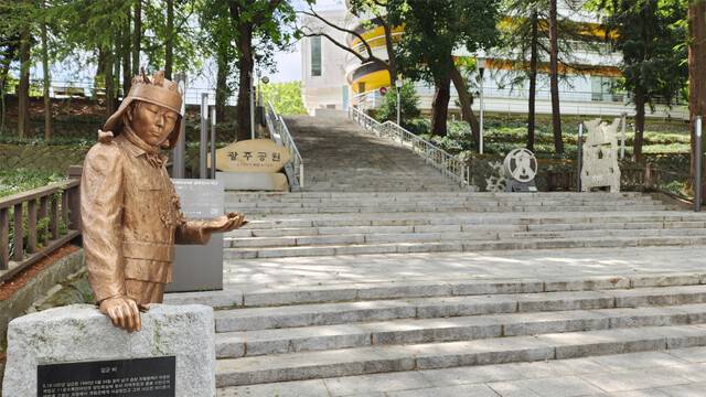 광주공원 계단 초입에 있는 ‘김군비’.