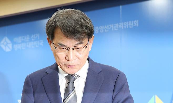 노태악 중앙선거관리위원장이 5일 경기도 과천시 중앙선거관리위원회에서 투표용지 부족 사태에 대한 대국민 사과를 마치고 나서고 있다. 최현수 기자 emd@hani.co.kr
