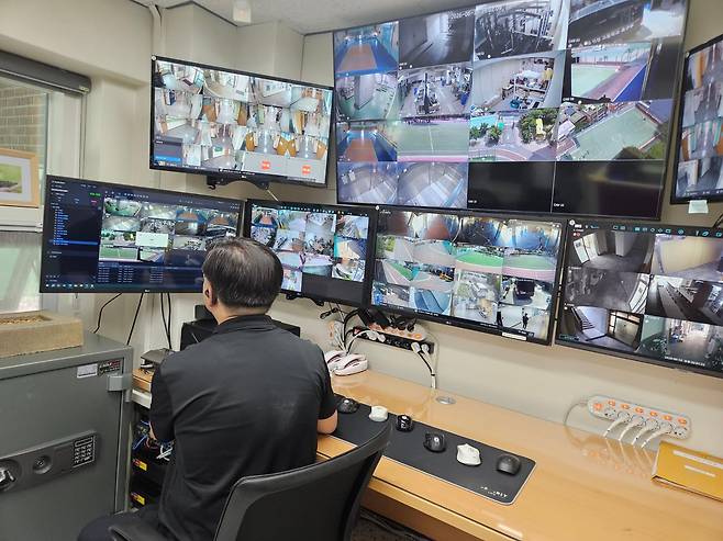보안업체 관계자가 10일 서울 서대문구의 한 고등학교 폐쇄회로(CC)TV 관제실에서 지능형 인공지능 CCTV 시스템을 시연하고 있다. 손현성 기자