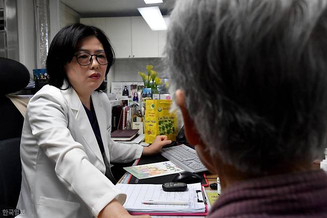 지난달 18일 경기도 광주 남한산성면 산성리 산성리보건진료소에서 보건진료직 공무원(간호사) 나영란 보건진료소장이 환자를 진찰하고 있다. 윤기훈 인턴기자