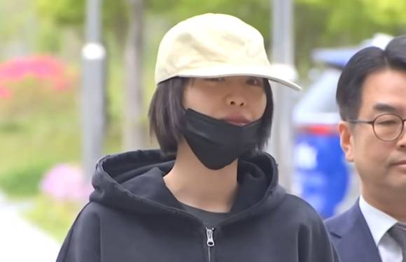 배우 나나가 의정부지법 남양주지원에 증인으로 출석하긴 전 취재진 질문에 답하고 있다. [사진=JTBC 방송화면 캡처]