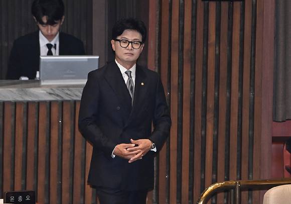 한동훈 무소속 의원이 11일 서울 여의도 국회에서 열린 본회의에 참석하고 있다. [사진=곽영래 기자]