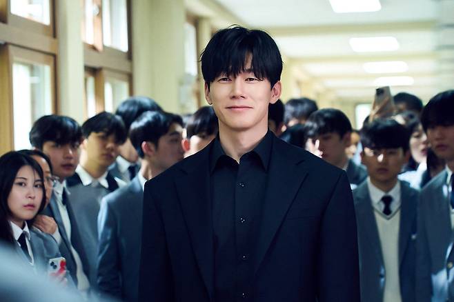 ‘참교육’ 속 교권보호국 감독관 나화진 역을 맡은 배우 김무열. 그는 학폭 등 비행을 저지르는 학생들을 따귀 등으로 응징한다. [사진 넷플릭스]