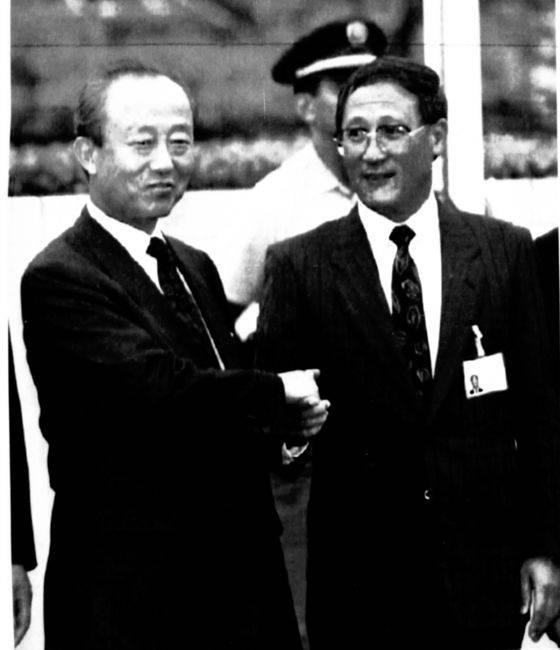 1991년 9월 17일 남북 유엔 동시 가입 직후 악수를 나누고 있는 이상옥(왼쪽) 외무장관과 강석주 북한 외교부 부부장. 중앙포토