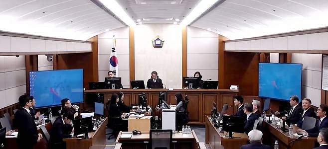 윤석열 전 대통령이 지난 4월 24일 서초구 서울중앙지방법원에서 열린 일반이적 및 직권남용 권리행사방해 등 혐의 사건 1심 결심공판에 출석하고 있다.   연합뉴스