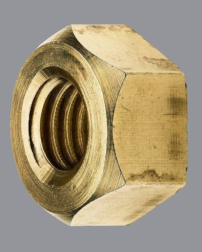 포커스 스태킹 기법을 활용해 황동 너트를 세밀하게 바라볼 수 있게 한 김경태 작가의 'Brass Hex Nut M11IMG'. /Courtesy of the artist