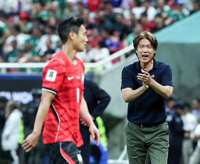 11일(현지시간) 멕시코 사포판 과달라하라 스타디움에서 열린 2026 북중미 월드컵 A조 1차전 한국과 체코의 경기. 후반 홍명보 감독이 선수들을 격려하고 있다. 연합뉴스