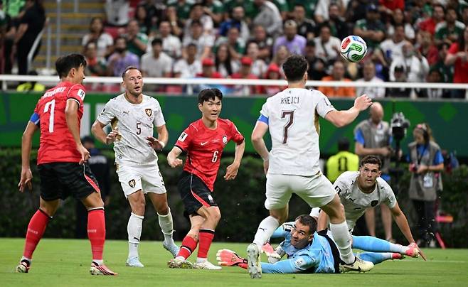 12일(한국시각) 멕시코 사포판 과달라하라 스타디움에서 열린 2026 북중미 월드컵 A조 1차전 한국과 체코의 후반 경기. 황인범이 동점골을 넣고 있다. 과달라하라(멕시코)=이한형기자