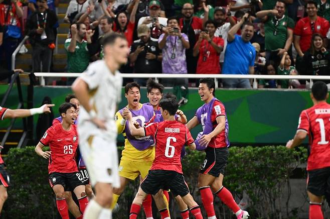 12일(한국시각) 멕시코 사포판 과달라하라 스타디움에서 열린 2026 북중미 월드컵 A조 1차전 한국과 체코의 후반 경기. 황인범이 동점골을 넣고 동료 선수들과 환호하고 있다 과달라하라(멕시코)=이한형기자
