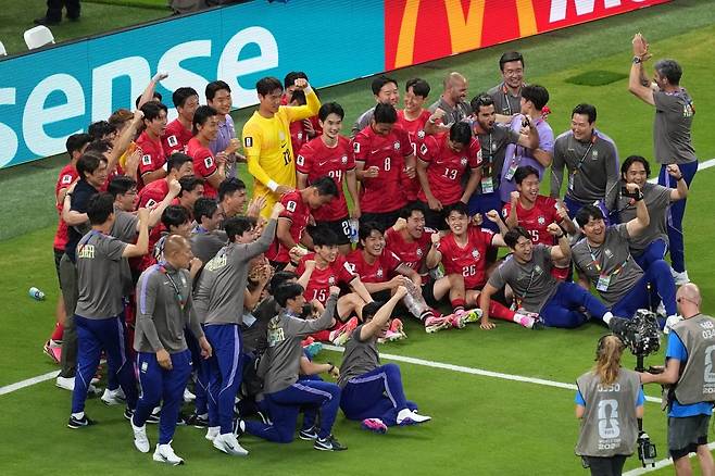 한국 축구 대표팀이 12일(한국시간) 월드컵 조별리그 1차전에서 체코를 꺾은 뒤 기념사진을 찍고 있다. AP뉴시스