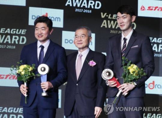 조영호 한국배구연맹 특보(가운데)가 프로배구 시상식에서 수상자들과 포즈를 취한 모습 [연합뉴스 자료사진]