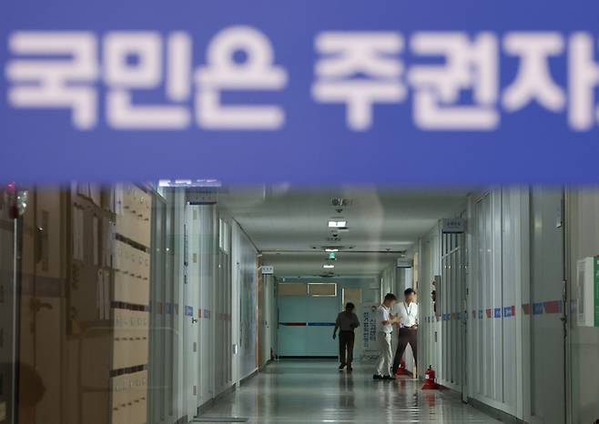6·3 지방선거 투표용지 부족 사태를 수사 중인 검경 합동수사본부는 지난 11일 중앙선거관리위원회, 지역 선거관리위원회 등에 대한 압수수색을 실시했다. 사진은 이날 오후 압수수색 중인 서울시선거관리위원회. [연합뉴스]
