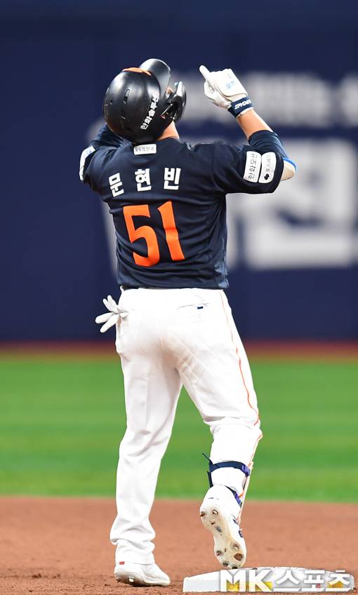 12일 오후 고척스카이돔에서 2026 프로야구 한화 이글스와 키움 히어로즈의 경기가 벌어졌다. 7회 초 2사 1,2루에서 한화 문현빈이 1타점 2루타를 치고 세레머니를 하고 있다. 23승 1무 40패로 리그 최하위를 기록하고 있는 키움은 한화를 홈으로 불러들여 2연패 탈출을 위해 전력을 다하고 있다. 리그 4위 한화는 키움을 상대로 3연승에 도전하고 있다. 사진(고척 서울)=김재현 기자