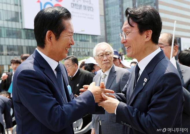 [서울=뉴시스] 조수정 기자 = 김민석 국무총리와 정청래 더불어민주당 대표가 10일 오전 서울 종로구 광화문광장에서 열린 제100주년 6·10 만세운동 기념식을 마친 뒤 인사 나누고 있다. (공동취재) 2026.06.10. chocrystal@newsis.com /사진=조수정