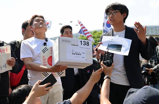 한국사 강사 출신 유튜버 전한길 씨가 12일 오후 서울 송파구 올림픽공원 핸드볼경기장에서 긴급 기자회견을 열고 선거관리위원회가 폐기했다고 밝힌 잠실7동 제2투표소 투표용지 보관상자 추정 물품을 공개하고 있다./사진=뉴스1.