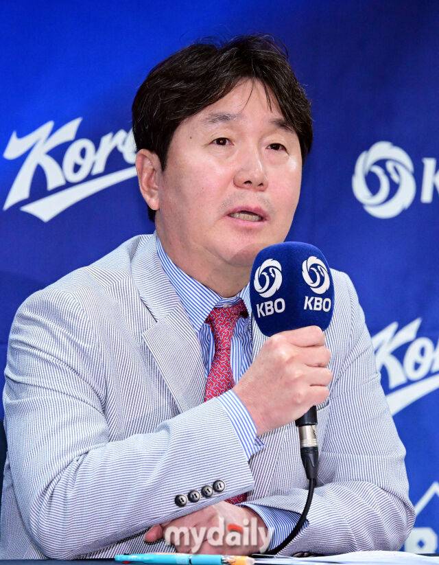 류지현 야구대표팀 감독이 11일 서울 중구 한국프레스센터에서 진행된 '2026 아이치·나고야 아시안게임 야구 국가대표팀 최종 명단 발표' 기자회견에서 취재진의 질문에 답하고 있다.