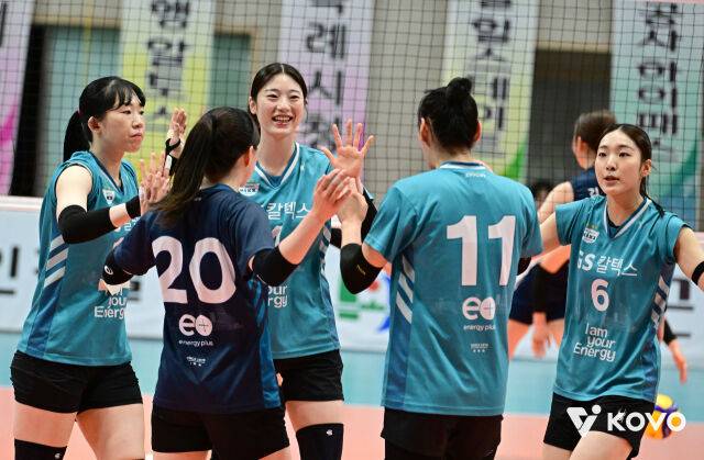 GS칼텍스가 12일 단양문화체육센터에서 열린 2026 한국실업배구연맹&프로배구 퓨처스 단양대회 조별리그 B조 대구광역시청과 맞대결에서 미소를 짓고 있다./KOVO 제공