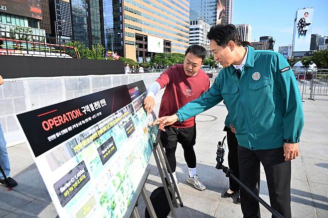 오세훈(오른쪽) 서울시장이 11일 광화문광장에서 월드컵 거리응원 현장점검 관련 보고를 받고 있다. [서울시 제공]