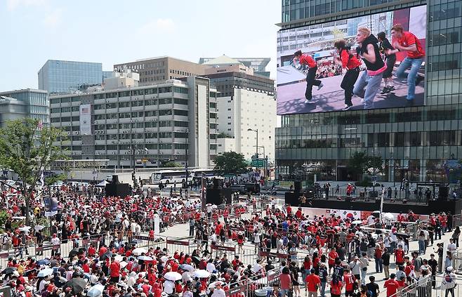 2026 북중미 월드컵 조별리그 A조 한국과 체코의 경기가 열린 12일 종로구 광화문광장에서 설치된 축구 거리응원 무대에서 시민들이 그룹 코르티스 사전 공연을 즐기고 있다. [연합]
