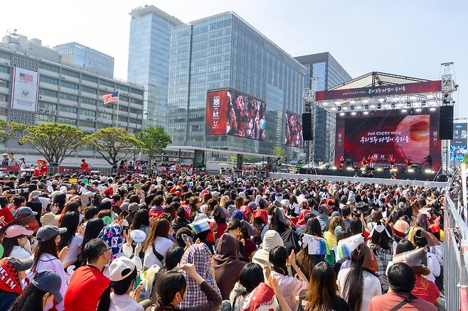 12일 오전 서울 광화문 광장에서 열린 ‘2026 광화문 응원 행사’에 참가자들이 모여 있다. [KT 제공]