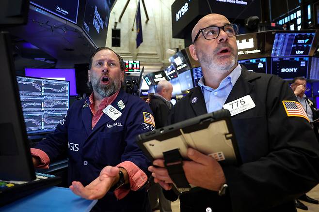 지난 8일(현지시간) 미국 뉴욕증권거래소(NYSE)에서 거래자들이 분주하게 일하고 있다. [로이터]