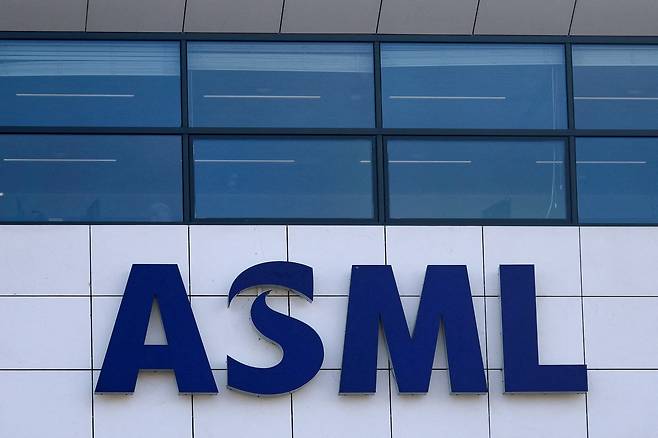 지난달 24일(현지시간) 네덜란드 벨드호벤에 있는 세계 1위 반도체 장비 업체 ASML 건물. [로이터]