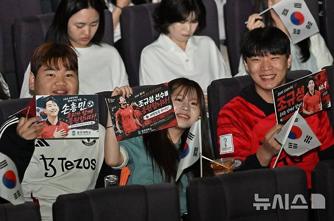 [광주=뉴시스] 이영주 기자 = 2026 FIFA 북중미 월드컵 A조 1차전 대한민국 대 체코전이 열린 12일 오전 국가대표 축구선수 조규성(FC미트월란)의 모교인 광주 남구 광주대학교에서 재학생들이 경기를 관람하며 응원을 펼치고 있다. 2026.06.12. leeyj2578@newsis.com