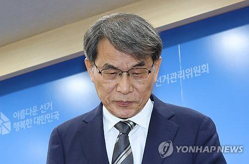 노태악 선관위원장, 사의 표명 (과천=연합뉴스) 이진욱 기자 = 노태악 중앙선거관리위원장이 5일 경기도 과천 중앙선거관리위원회에서 투표용지 부족 사태에 대한 대국민 사과 및 사의 표명을 한 뒤 기자실을 나서고 있다. 2026.6.5 cityboy@yna.co.kr
