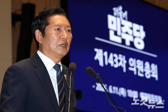 더불어민주당 정청래 대표가 11일 서울 여의도 국회에서 열린 의원총회에서 발언을 하고 있다. 윤창원 기자