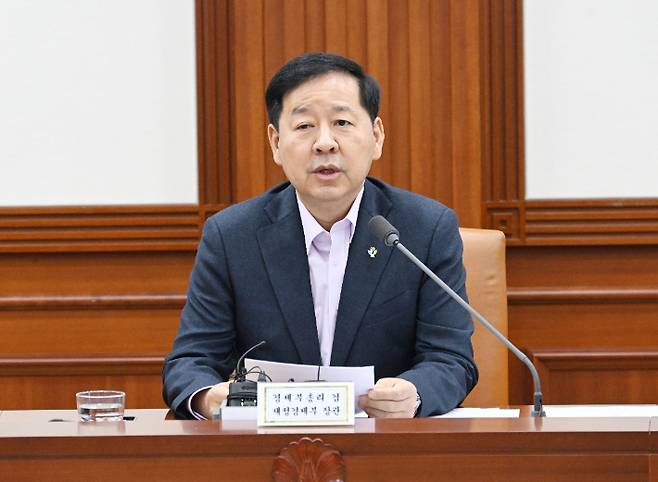 구윤철 부총리 겸 재정경제부 장관이 12일 서울 종로구 정부서울청사에서 열린 '비상경제본부회의 겸 경제관계장관회의'를 주재하며 모두발언을 하고 있다. 재정경제부 제공