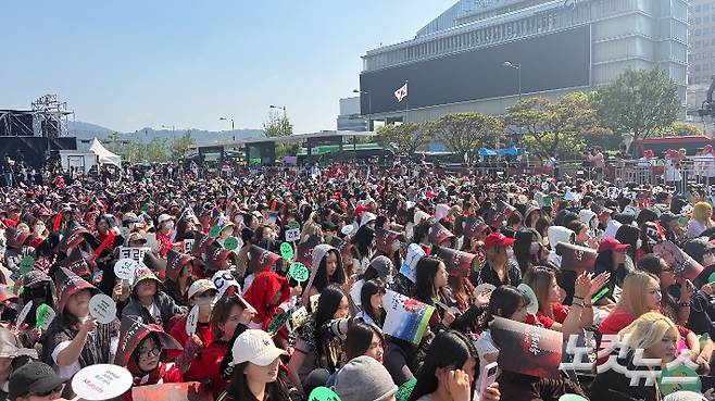12일 오전 2026 북중미 월드컵 조별리그 대한민국과 체코 경기 거리 응원이 열리는 광화문 광장에 시민들이 가득 찬 모습. 박인 기자