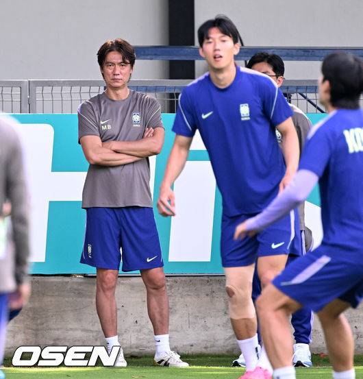 [OSEN=사포판(멕시코), 이대선 기자] 2026 북중미 월드컵에 참가하는 대한민국 축구국가대표팀이 11일(한국시각) 멕시코 과달라하라 인근 사포판의 치바스 베르데 바예에서 훈련을 진행했다.대한민국 월드컵대표팀은 오는 12일 오전 11시(한국시각) 체코와 2026년 북중미 월드컵 조별리그 A조 1차전을 펼친다.홍명보 감독이 훈련 중인 선수들을 바라복 있다. 2026.06.11 /sunday@osen.co.kr