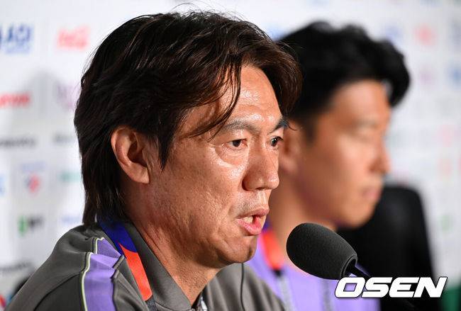[OSEN=과달라하라(멕시코), 이대선 기자] 11일(한국시각) 멕시코 멕시코 과달라하라의 에스타디오 과달라하라에서 대한민국 축구국가대표팀 공식 기자회견이 진행됐다.대한민국 월드컵대표팀은 오는 12일 오전 11시(한국시각) 체코와 2026년 북중미 월드컵 조별리그 A조 1차전을 펼친다.홍명보 감독, 손흥민이 취재진의 질문에 답을 하고 있다. 2026.06.11 /sunday@osen.co.kr