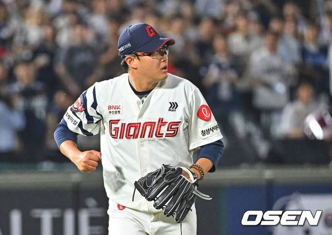 [OSEN=부산, 이석우 기자] 11일 부산 사직야구장에서 2026 신한 SOL KBO 리그 롯데 자이언츠와 두산 베어스의 경기가 열렸다. 홈팀 롯데는 박세웅이, 방문팀 두산은 타카다가 선발 출전했다.롯데 자이언츠 선발 투수 박세웅이 5회초 2사 2,3루 두산 베어스 안재석을 삼진으로 잡고 주먹을 불끈 쥐고 있다. 2026.06.11 / foto0307@osen.co.kr