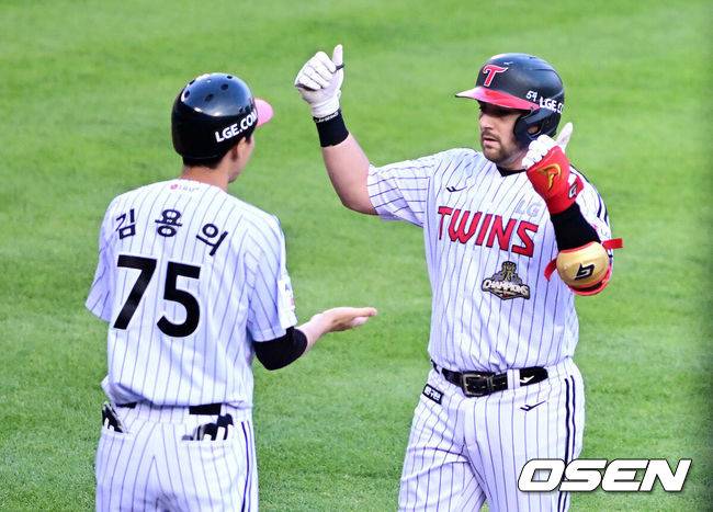 [OSEN=잠실, 지형준 기자] 11일 서울 잠실야구장에서 2026 신한 SOL KBO리그 LG 트윈스와 SSG 랜더스의 경기가 열렸다.3연승과 스윕승을 노리는 LG는 김윤식, 2연패에 빠진 SSG는 김건우를 선발로 내세웠다.1회말 1사 2루에서 LG 오스틴이 좌전 안타를 날리며 기뻐하고 있다. 2026.06.11&nbsp;/ jpnews@osen.co.kr