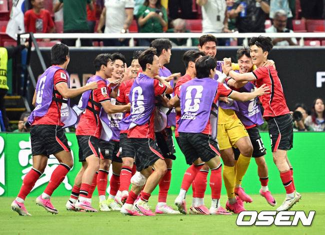 [OSEN=과달라하라(멕시코), 이대선 기자] 12일 (한국시간) 멕시코 에스타디오 과달라하라에서 2026 국제축구연맹(FIFA) 북중미 월드컵 A조 조별리그 1차전 대한민국과 체코의 경기가 열렸다.대표팀은 체코전을 시작으로 19일 개최국 멕시코와 같은 장소에서 격돌한 뒤, 25일 몬테레이 BBVA 스타디움에서 남아프리카공화국과 최종전을 치른다.후반 황인범이 동점골을 넣고 기뻐하고 있다.2026.06.12 /sunday@osen.co.kr