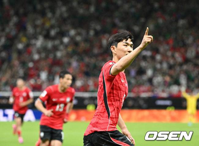 [OSEN=과달라하라(멕시코), 이대선 기자] 12일 (한국시간) 멕시코 에스타디오 과달라하라에서 2026 국제축구연맹(FIFA) 북중미 월드컵 A조 조별리그 1차전 대한민국과 체코의 경기가 열렸다.대표팀은 체코전을 시작으로 19일 개최국 멕시코와 같은 장소에서 격돌한 뒤, 25일 몬테레이 BBVA 스타디움에서 남아프리카공화국과 최종전을 치른다.후반 황인범이 동점골을 넣고 기뻐하고 있다.2026.06.12 /sunday@osen.co.kr