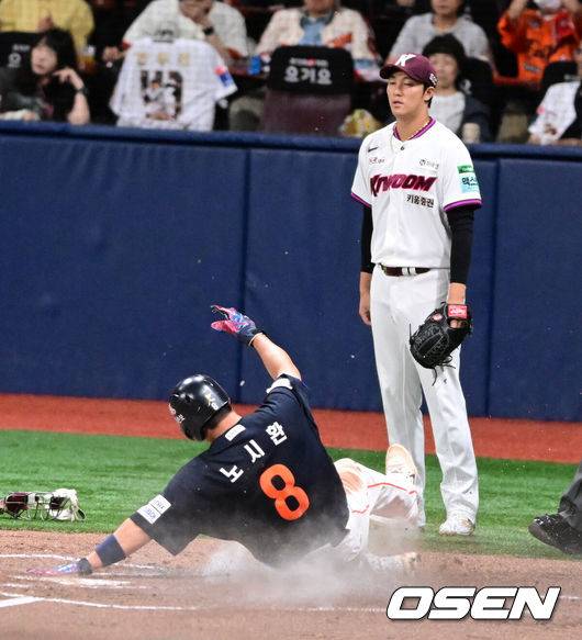 [OSEN=고척, 지형준 기자] 12일 오후 서울 고척스카이돔에서 2026 신한 SOL KBO리그 키움 히어로즈와 한화 이글스의 경기가 열렸다.2연패에 빠진 키움은 안우진, 3연승으로 4위 사수를 노리는 한화는 윌켈 에르난데스를 선발로 내세웠다.4회초 1사 1,3루에서 한화 노시환이 이도윤의 희생플라이에 홈에서 세이프되고 있다. 아쉬워하는 키움 안우진. 2026.06.12&nbsp;/ jpnews@osen.co.kr