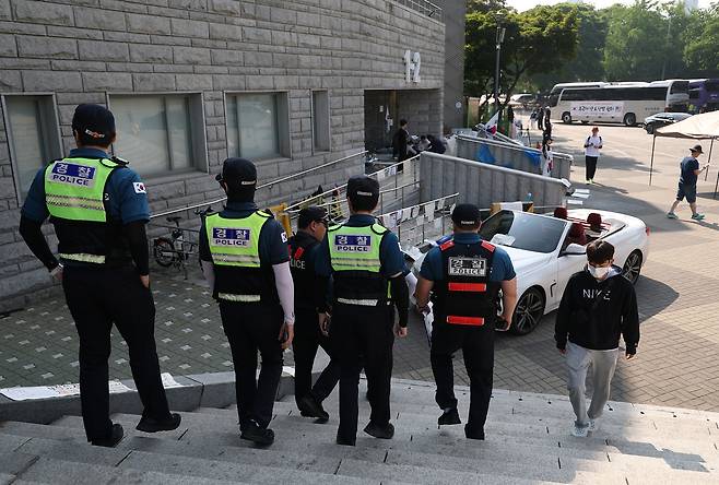 6·3 지방선거 투표용지 부족 사태로 빚어진 '잠실 개표소 봉쇄 시위'가 이어지고 있는 11일 서울 송파구 올림픽공원 핸드볼경기장 앞에서 경찰들이 이동하고 있다. 연합