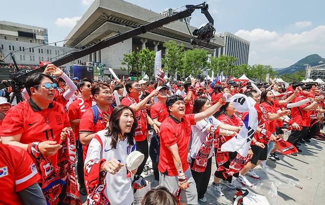 대한민국과 체코의 '2026 FIFA 북중미 월드컵' 조별리그 1차전이 열린 12일 서울 종로구 광화문광장에서 거리응원이 열린 가운데 시민들이 응원 구호를 외치고 있다.