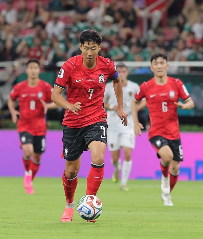 11일(현지시간) 멕시코 사포판 과달라하라 스타디움에서 열린 2026 북중미 월드컵 A조 1차전 한국과 체코의 경기. 손흥민이 드리블을 하고 있다. 연합뉴스