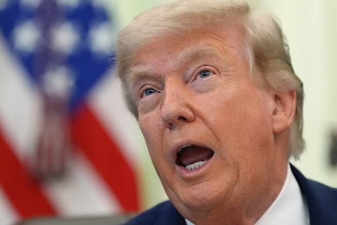 도널드 트럼프 미국 대통령이 11일(현지시간) 워싱턴DC 백악관 집무실에서 어업 산업에 관한 선언문에 서명식에서 연설하고 있다. 2026.6.11 AP 연합뉴스