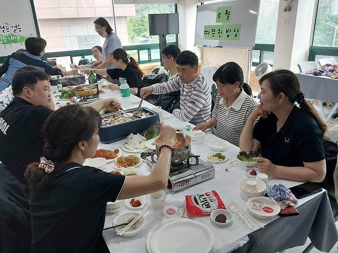 한국와이퍼 조합원들은 매달 뚜벅이재단에 모여 밥을 먹는다. 잔업 시간에 맞추어 몇 번에 걸쳐 모인다. 많을 때는 60명가량 모인다. ⓒ 뚜벅이재단 제공