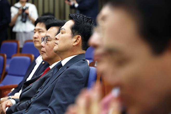 장동혁 국민의힘 대표가 6월10일 국회에서 열린 원내대표 선출 선거 의원총회에서 잠시 생각에 잠겨 있다. ⓒ연합뉴스